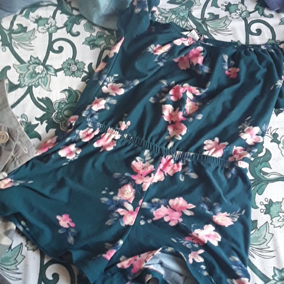 A floral romper - Picture 3 of 3